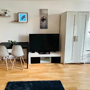 Modern Canary Studio- Wifi Apartment London